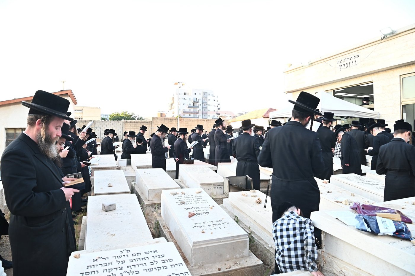 האדמו"ר מסערט ויז'ניץ בתפילה באוהל בית ויז'ניץ בבני ברק