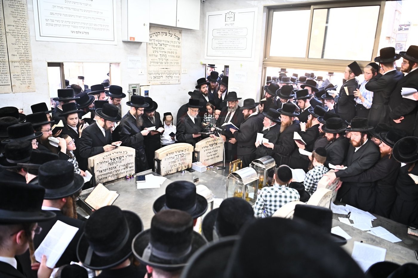 האדמו"ר מסערט ויז'ניץ בתפילה באוהל בית ויז'ניץ בבני ברק