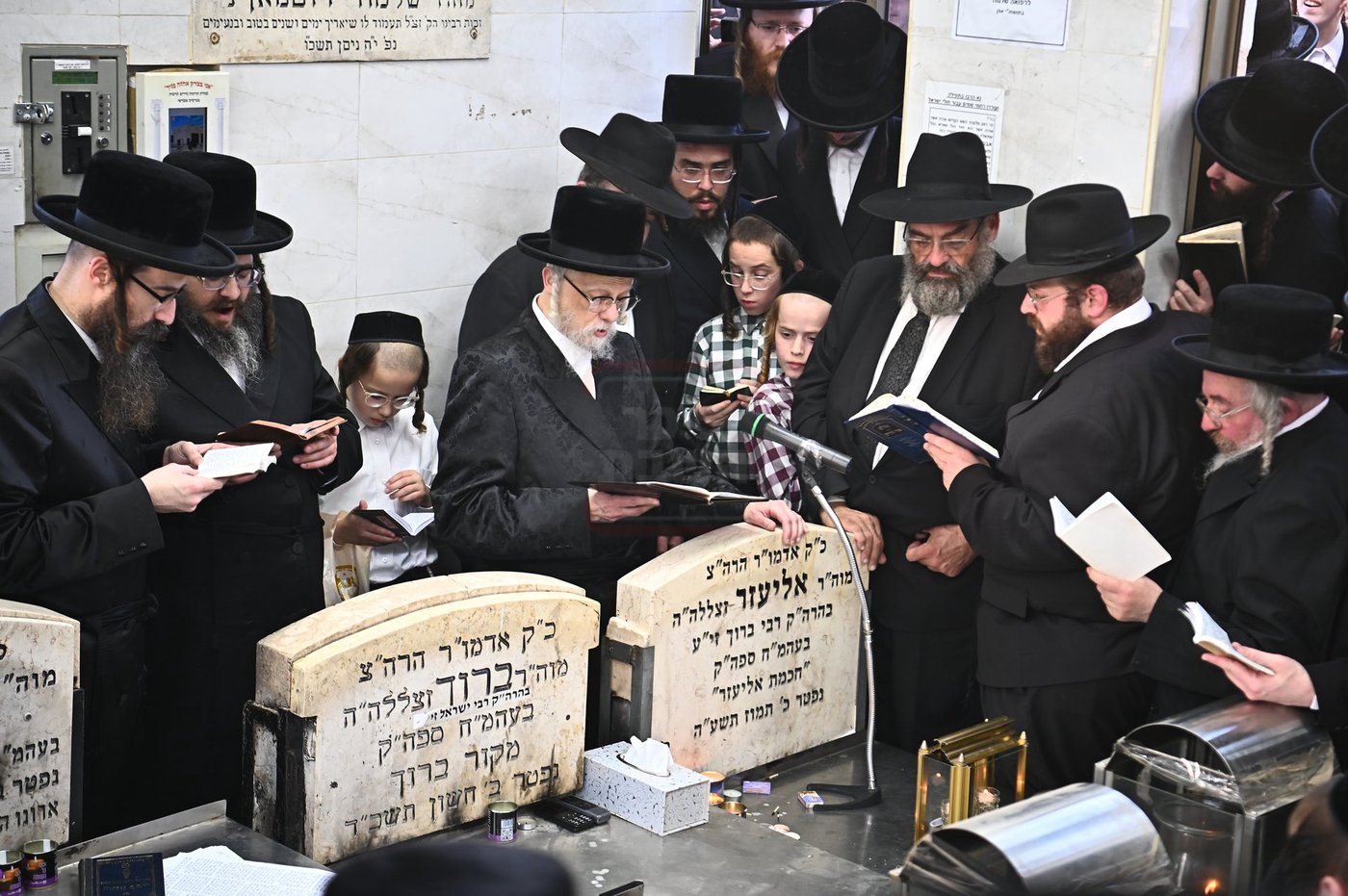 האדמו"ר מסערט ויז'ניץ בתפילה באוהל בית ויז'ניץ בבני ברק