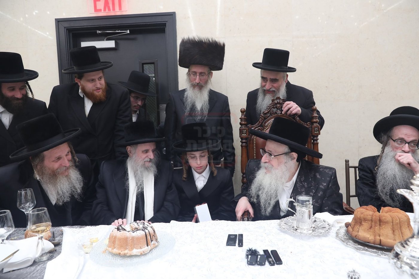 האדמו"ר מצאנז קלויזנבורג בשמחת הבר מצוה לנין אביו האדמו"ר זצ"ל