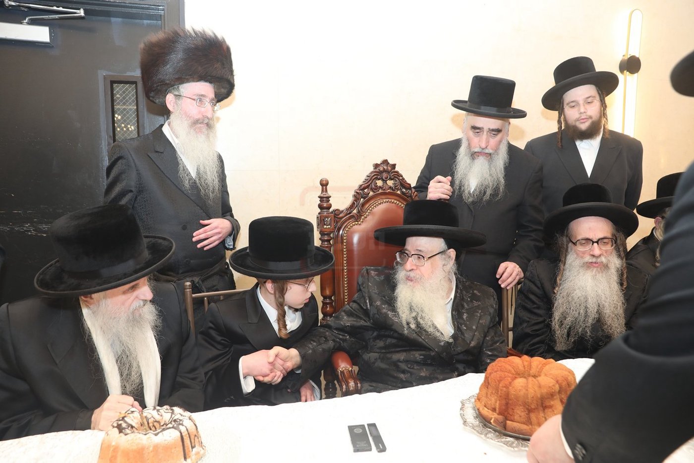 האדמו"ר מצאנז קלויזנבורג בשמחת הבר מצוה לנין אביו האדמו"ר זצ"ל