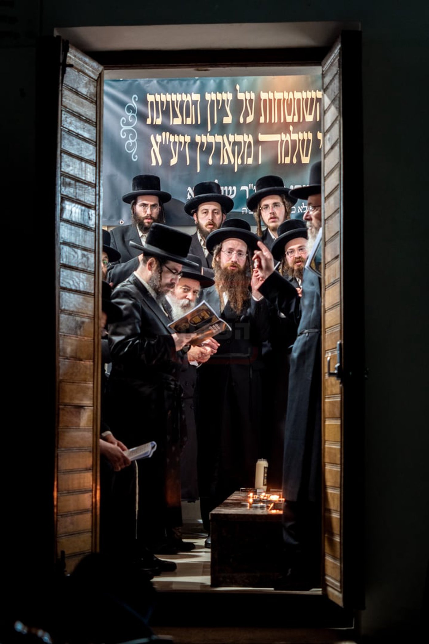 האדמו"ר מטשערנוביל בתפילה בציון הרה"ק ר' שלמה מקארלין זי"ע