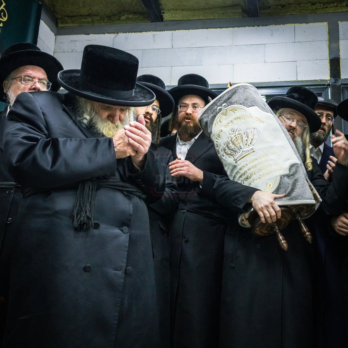 האדמו"ר מטשערנוביל בהכנסת ס"ת בעיירת לודמיר, אוקראינה