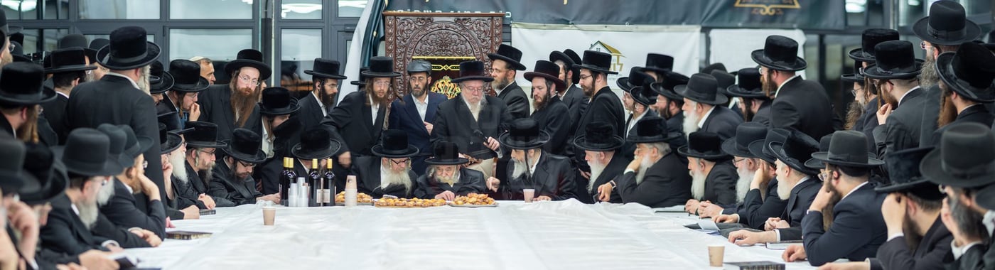 האדמו"ר מטשערנוביל בסעודת הילולא בלודמיר