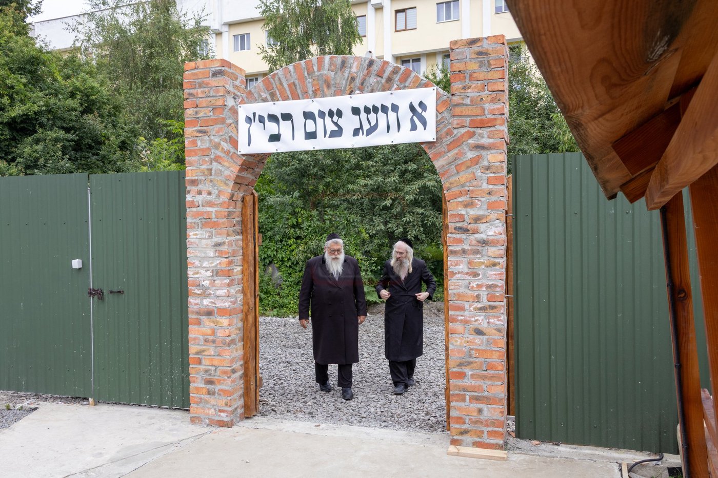 החסידים נוסעים על סוס ועגלה בעיירה כמו פעם