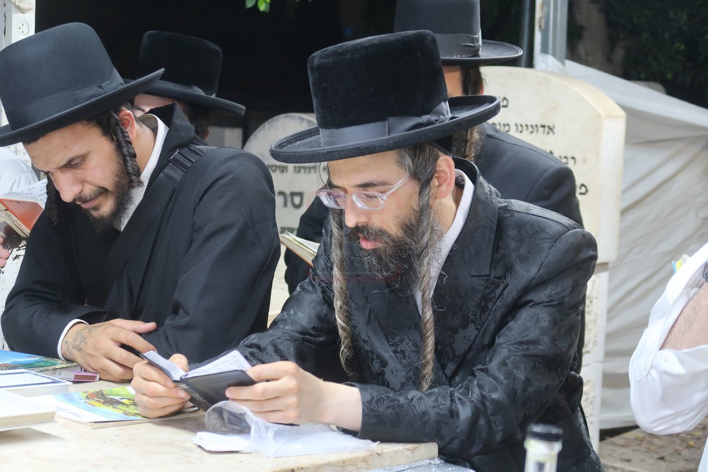 האדמו"ר מזוועהיל בתפילה בציון הצדיק משטפנשט
