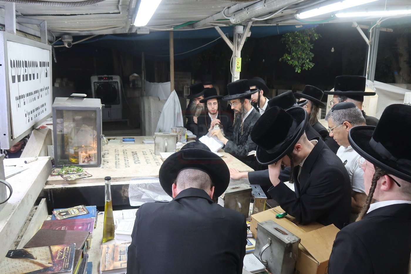 האדמו"ר מזוועהיל בתפילה בציון הצדיק משטפנשט