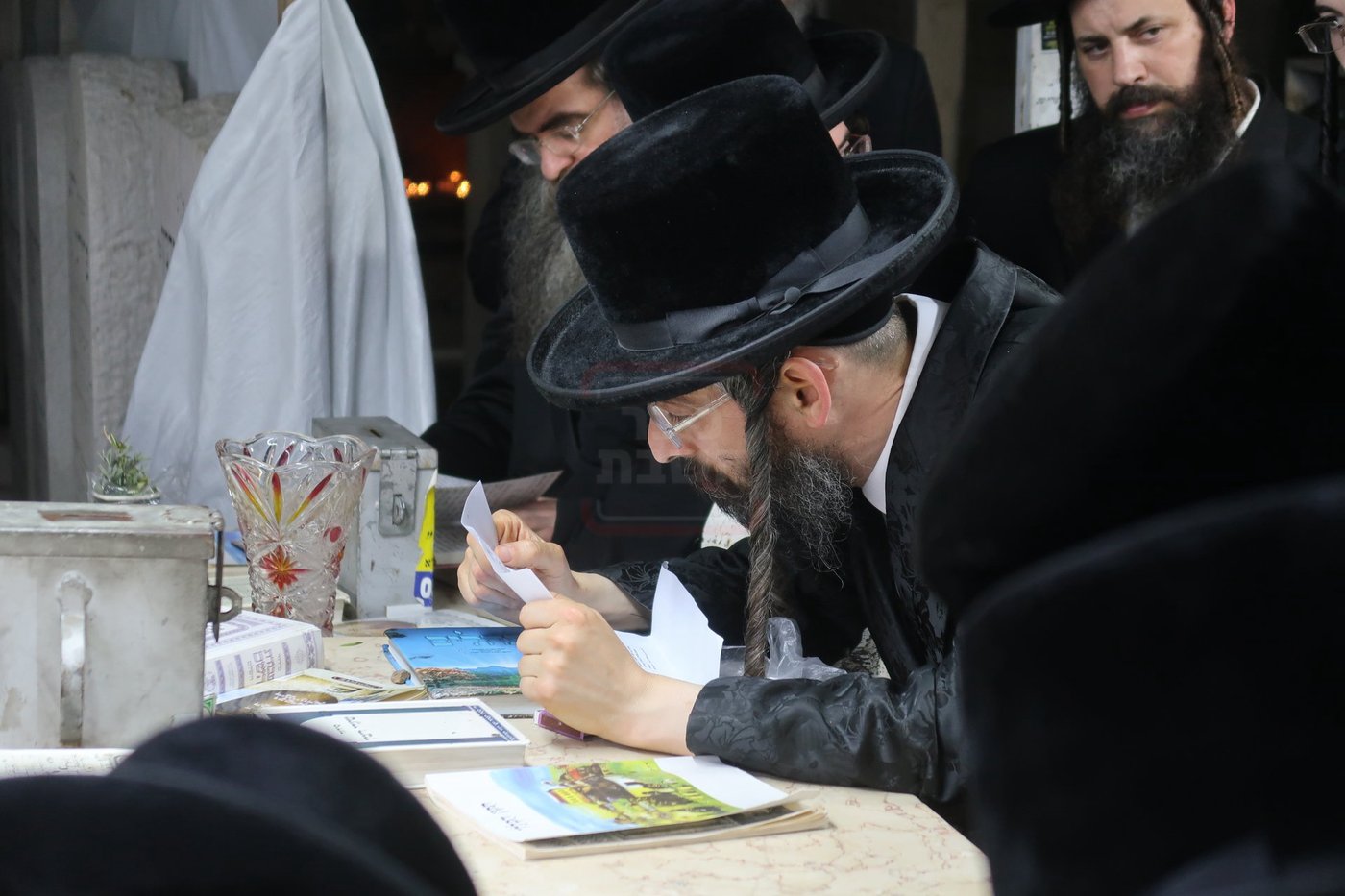 האדמו"ר מזוועהיל בתפילה בציון הצדיק משטפנשט