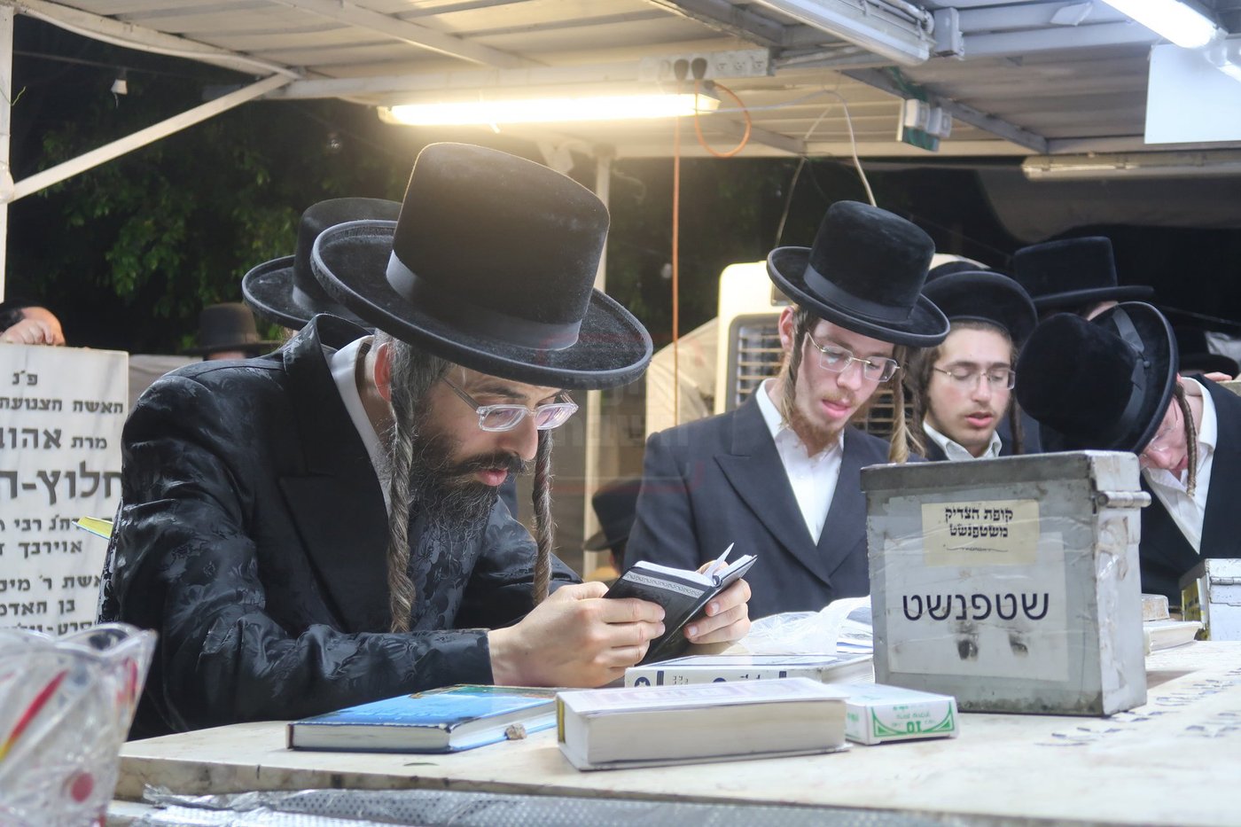 האדמו"ר מזוועהיל בתפילה בציון הצדיק משטפנשט