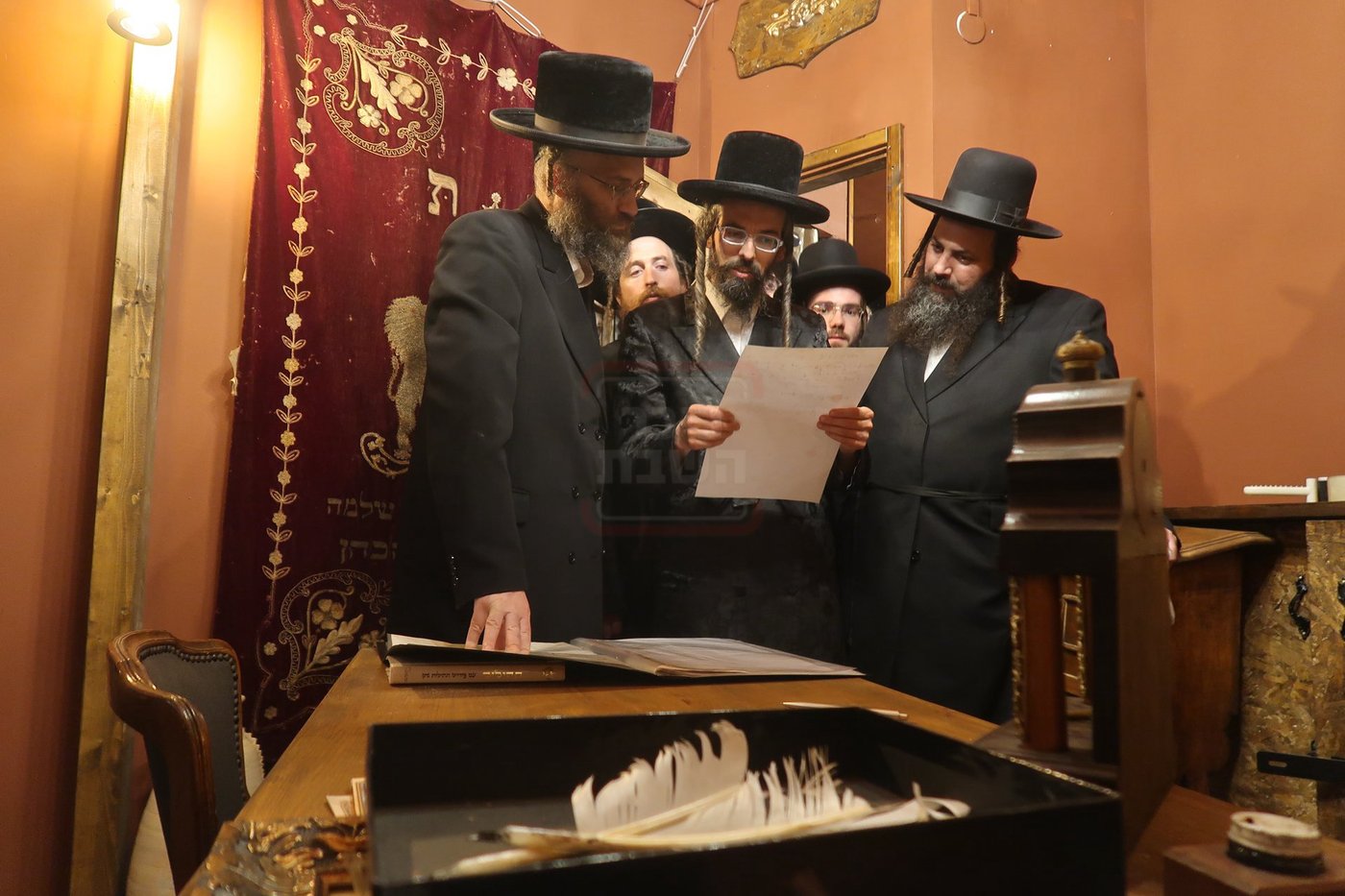 האדמו"ר מזוועהיל בביקור בחדר הסודות של הצדיק משטפנשט
