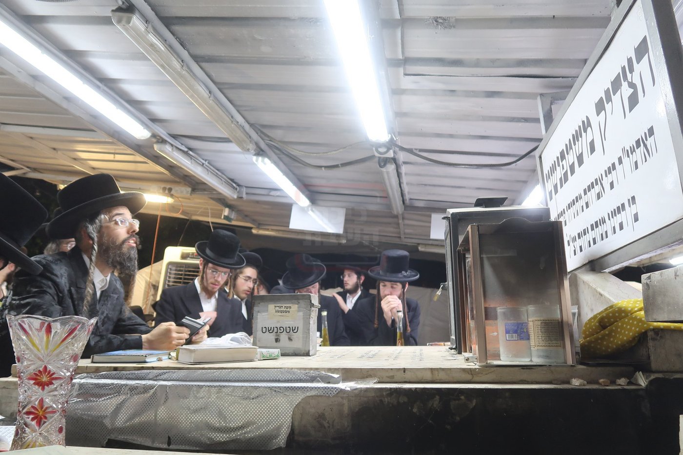 האדמו"ר מזוועהיל בתפילה בציון הצדיק משטפנשט