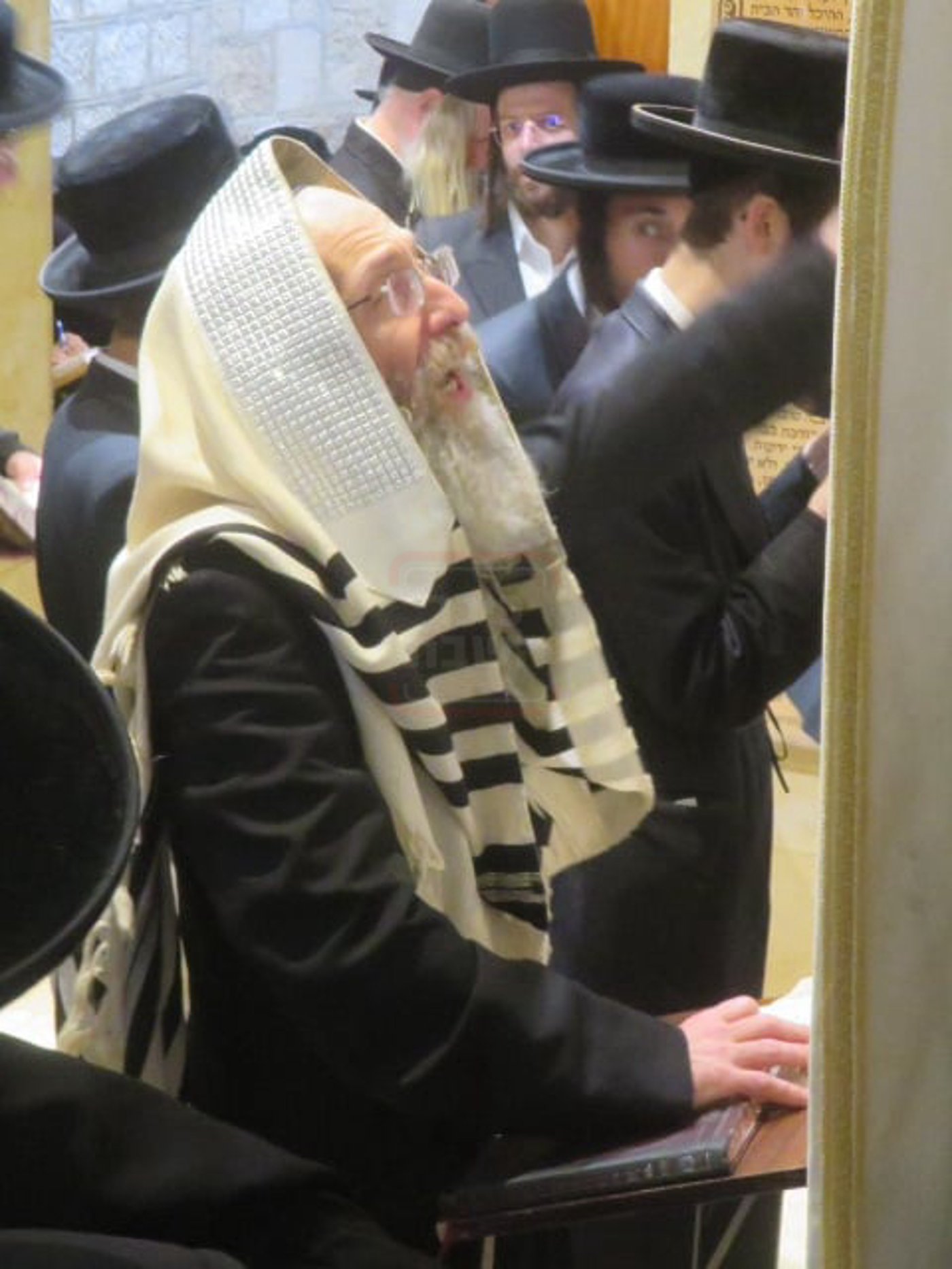 הגה"צ רבי אלימלך בידרמן באמירת תפילת יו"כ קטן בקבר רחל