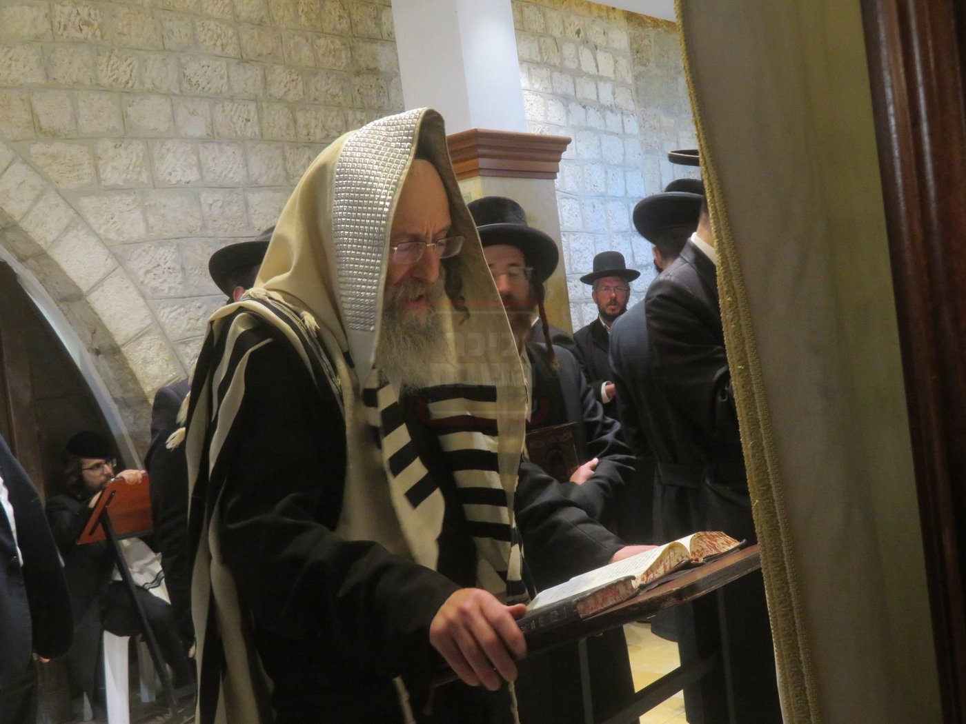 הגה"צ רבי אלימלך בידרמן באמירת תפילת יו"כ קטן בקבר רחל