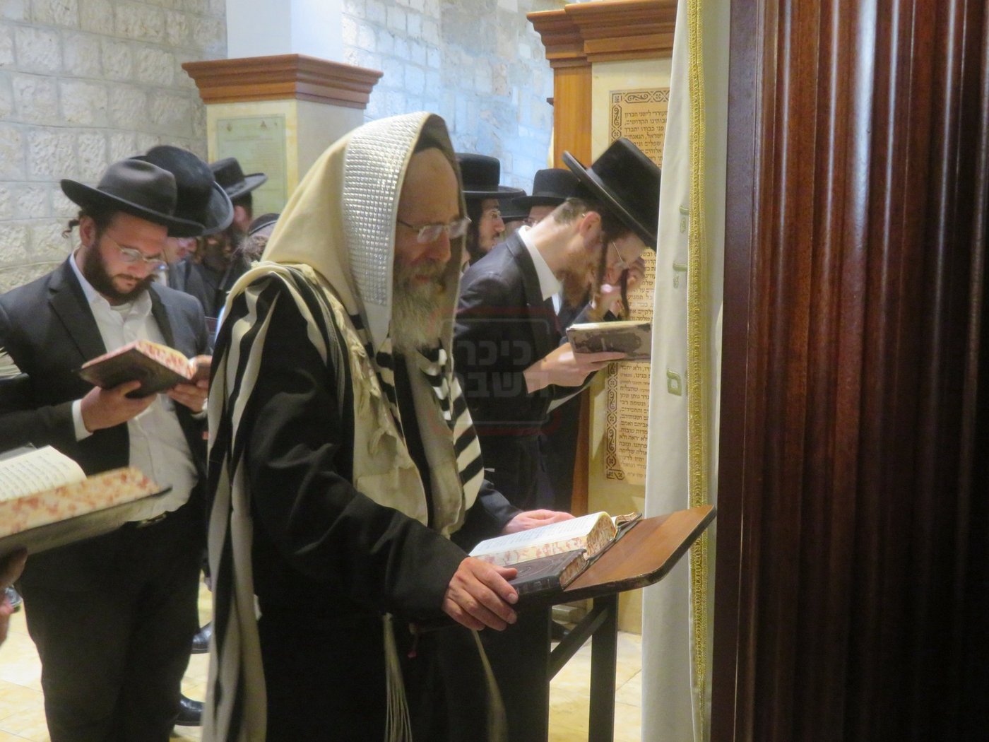 הגה"צ רבי אלימלך בידרמן באמירת תפילת יו"כ קטן בקבר רחל