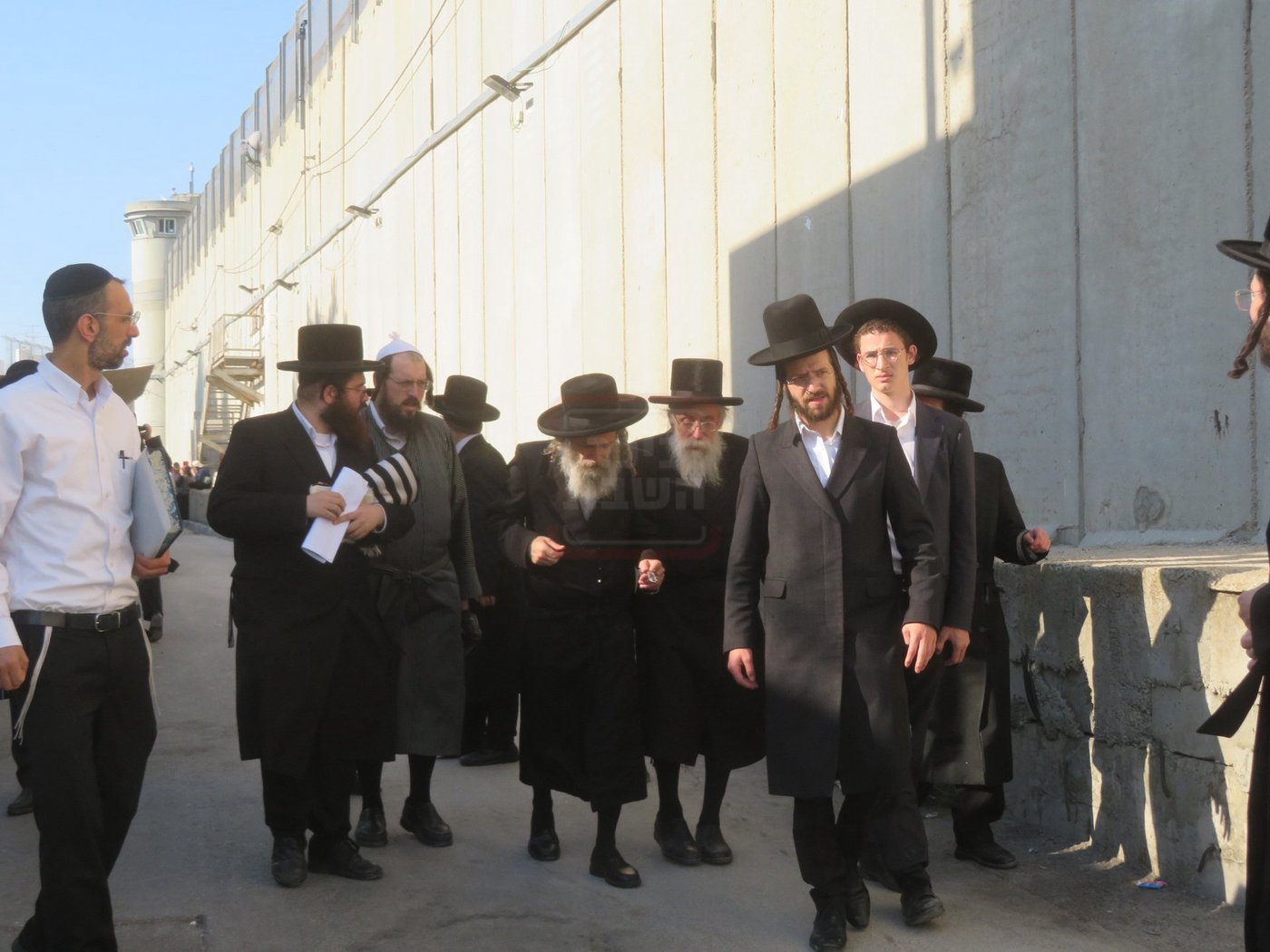 הגה"צ רבי אלימלך בידרמן באמירת תפילת יו"כ קטן בקבר רחל