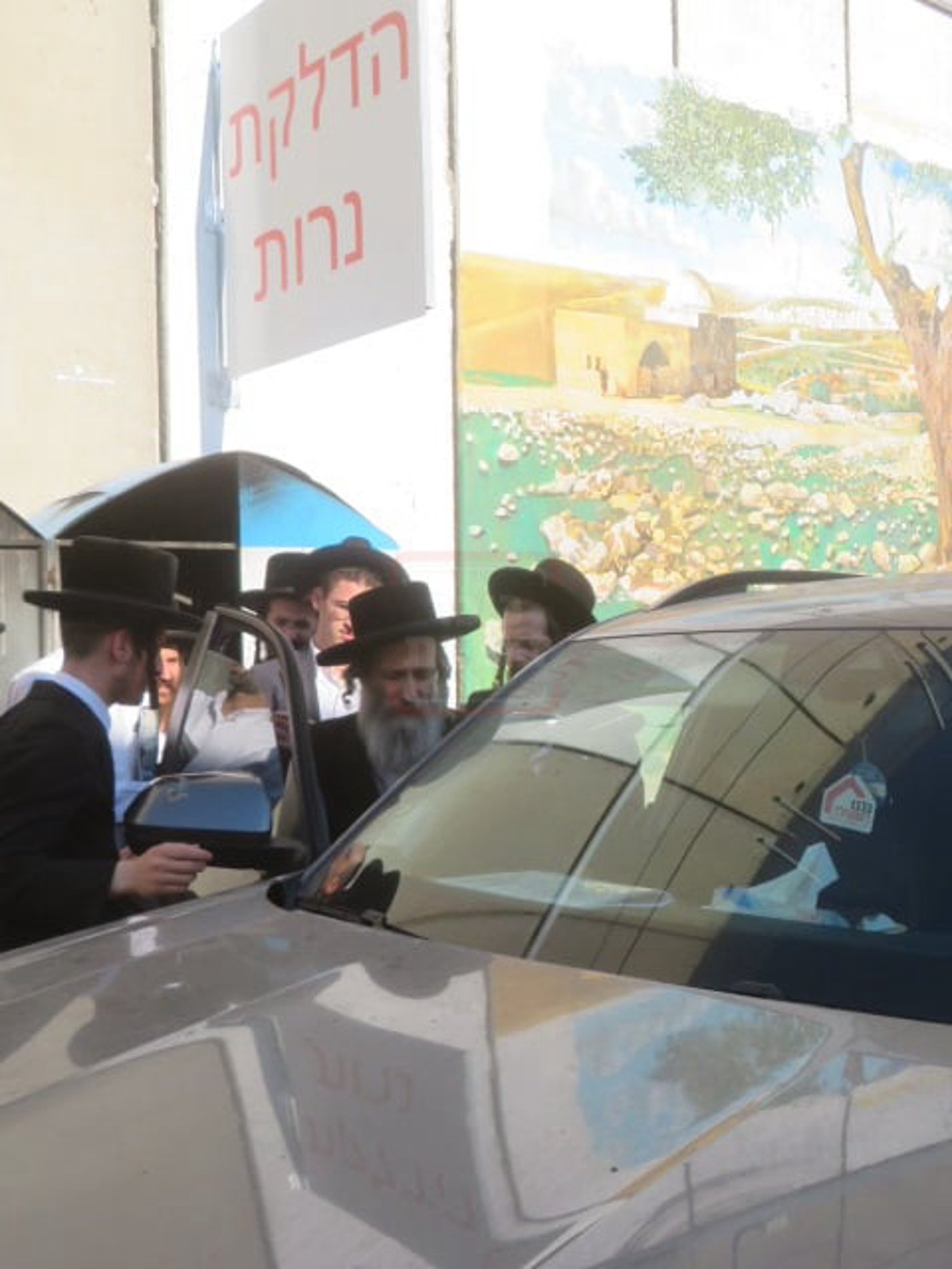 הגה"צ רבי אלימלך בידרמן באמירת תפילת יו"כ קטן בקבר רחל