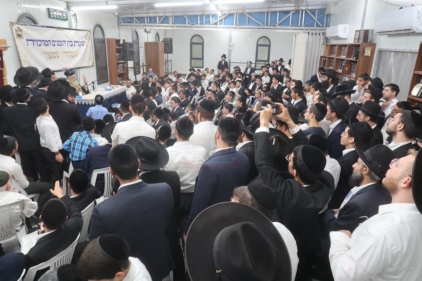 הראשל"צ הגר"י יוסף במעמד פתיחת 'ישיבת בין הזמנים' בשיכון ו' בב"ב