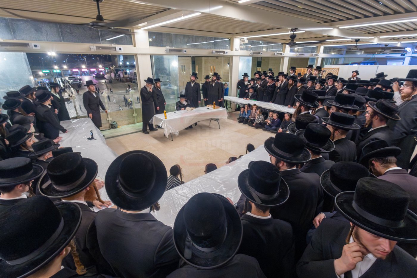 האדמו"ר מפינסק קרלין בטיש לחיים לאחר קידוש לבנה בצאת הצום