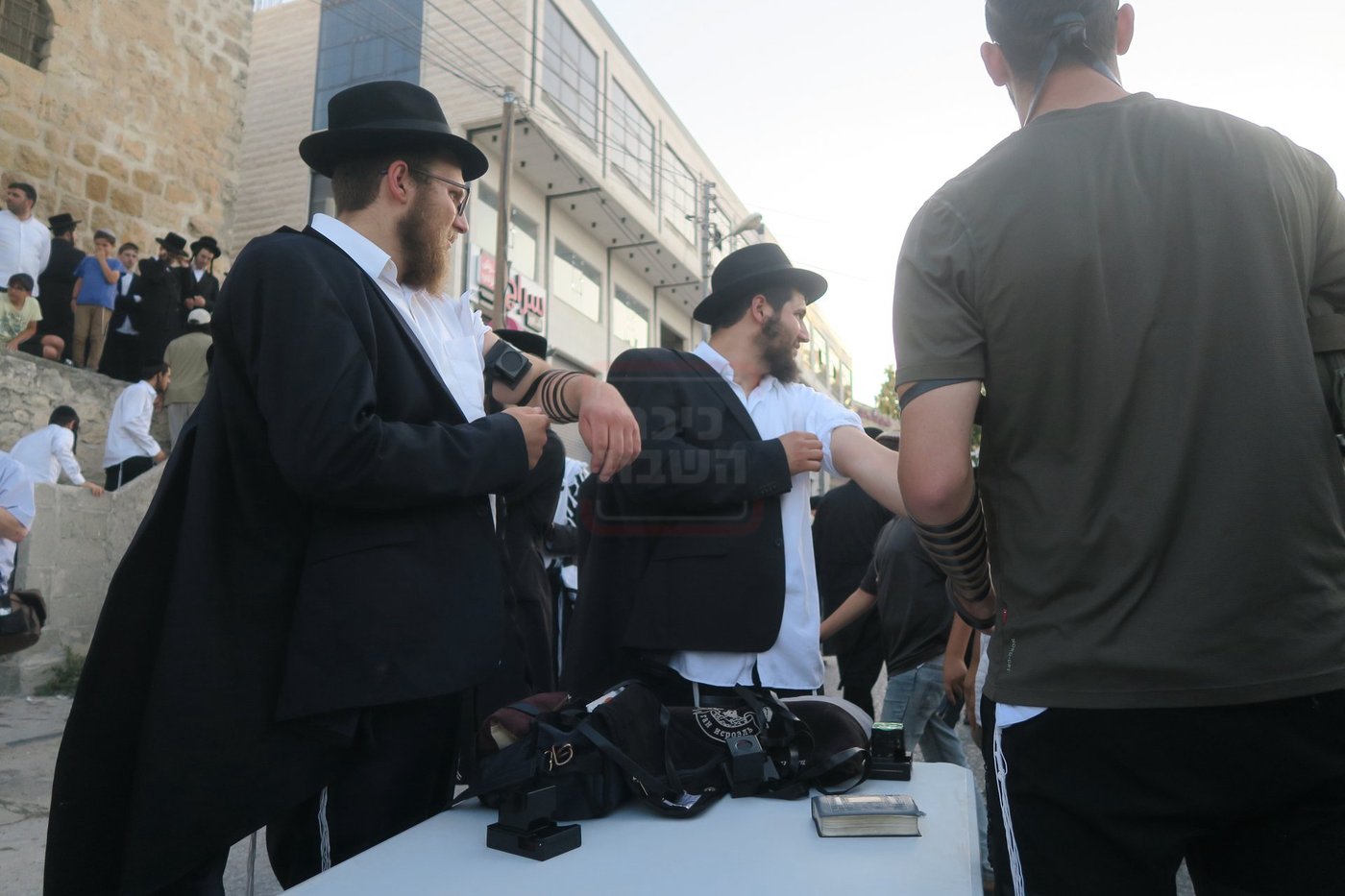 כניסה לקבר עתניאל בן קנז בחברון הפלסטינית בט' באב
