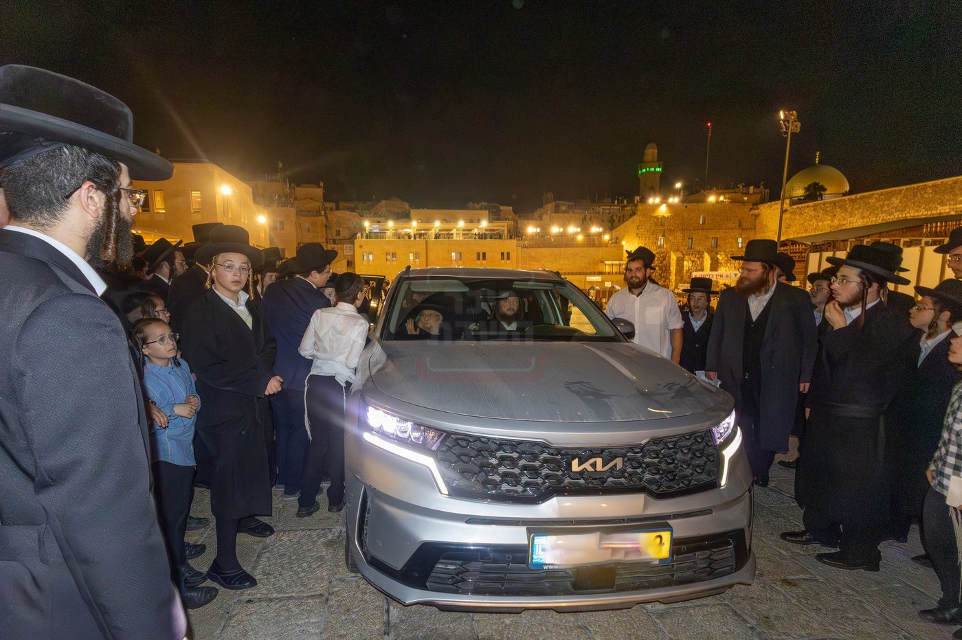 האדמו"ר מפינסק קרלין בטיש לחיים לאחר קידוש לבנה בצאת הצום