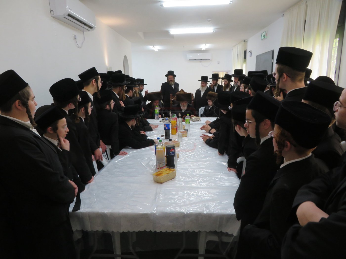 האדמו"ר מויז'ניץ בהנחת תפילין לנכדו משה יהושע הגר