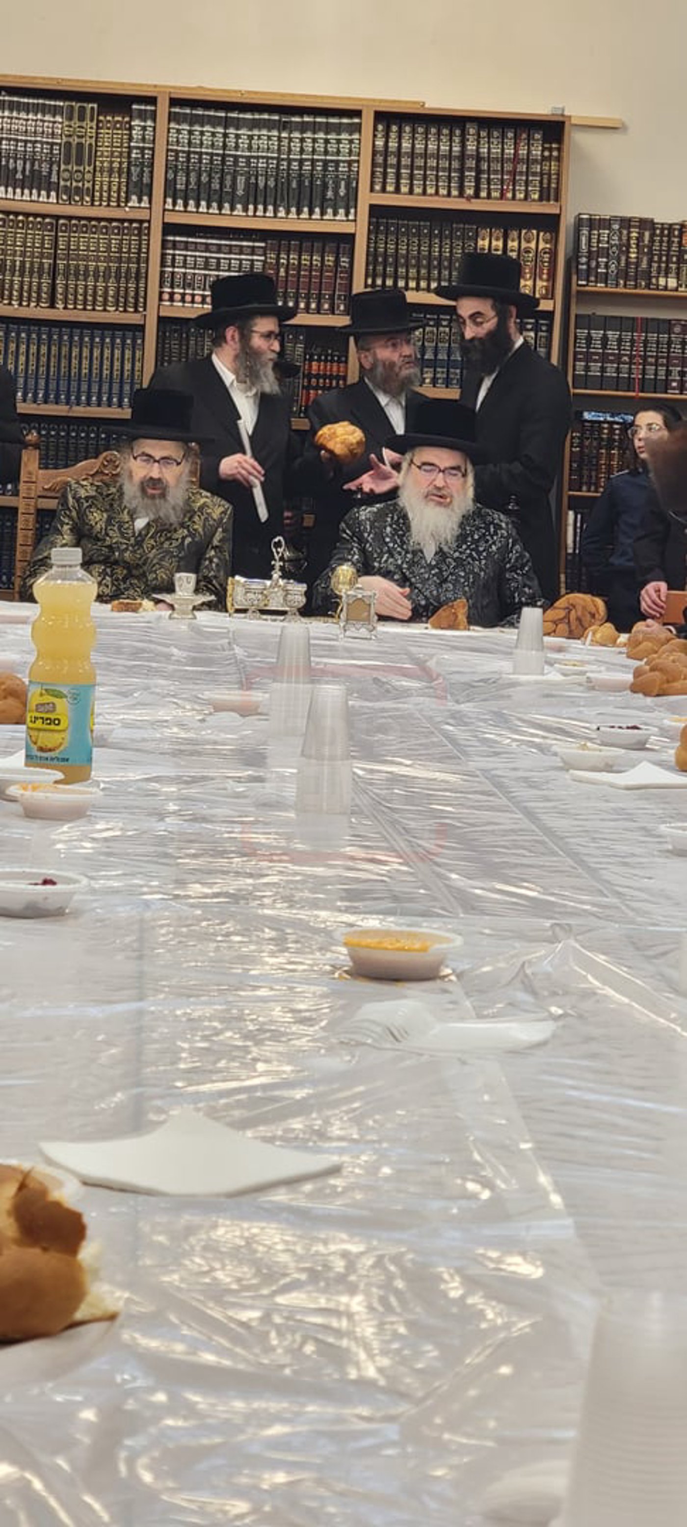 האדמו"רים מויז'ניץ לונדון - ויז'ניץ מונטריאול, בטיש מוצאי תשעה באב