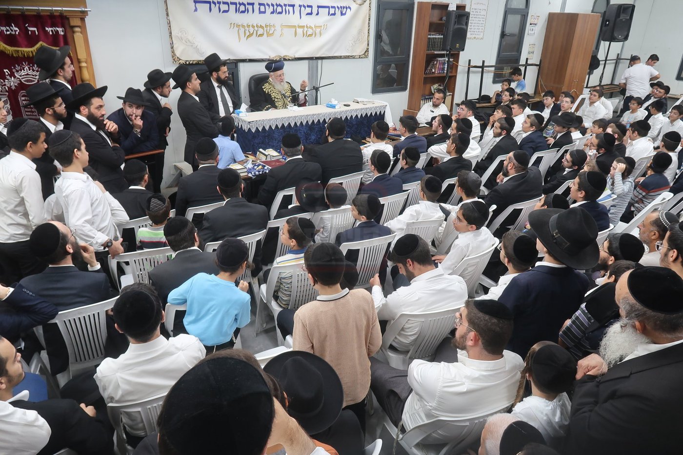 הראשל"צ הגר"י יוסף במעמד פתיחת 'ישיבת בין הזמנים' בשיכון ו' בב"ב