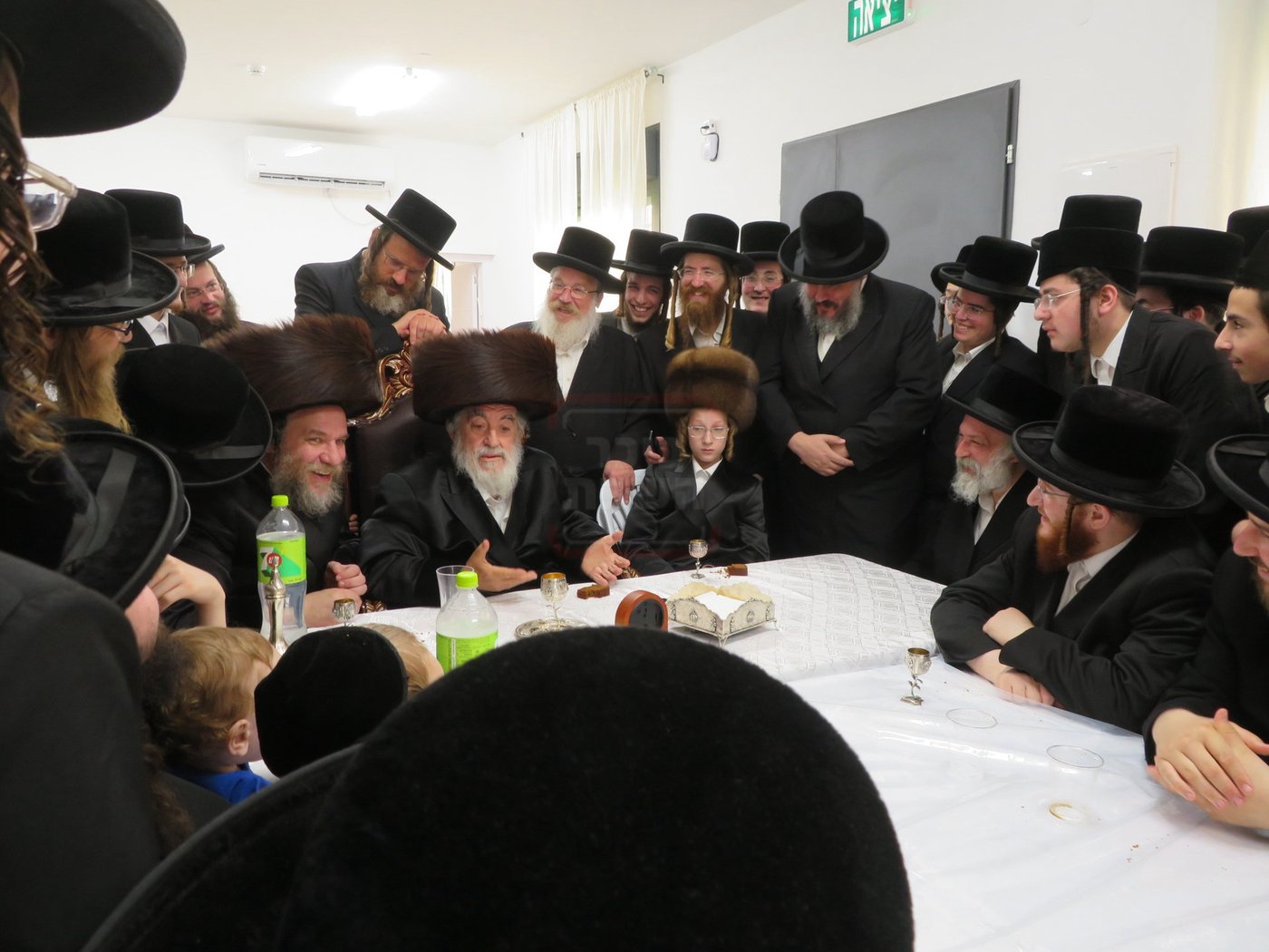 האדמו"ר מויז'ניץ בהנחת תפילין לנכדו משה יהושע הגר
