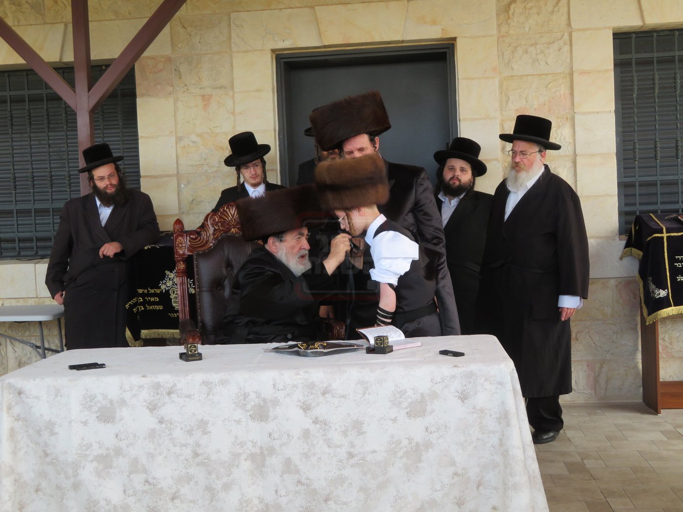 האדמו"ר מויז'ניץ בהנחת תפילין לנכדו משה יהושע הגר