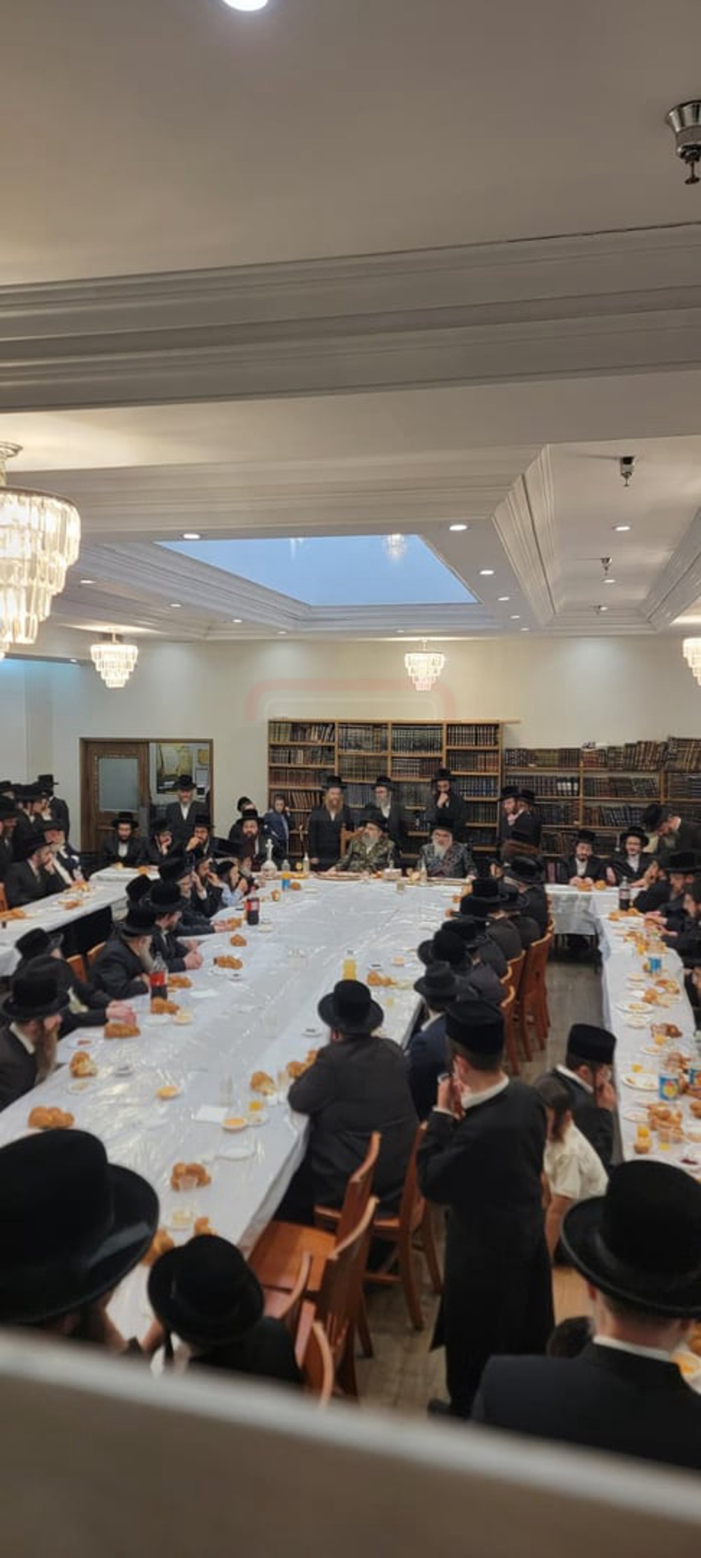 האדמו"רים מויז'ניץ לונדון - ויז'ניץ מונטריאול, בטיש מוצאי תשעה באב