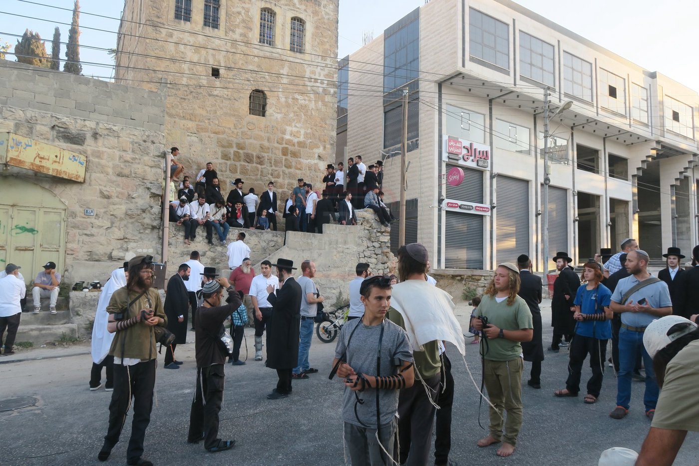 כניסה לקבר עתניאל בן קנז בחברון הפלסטינית בט' באב