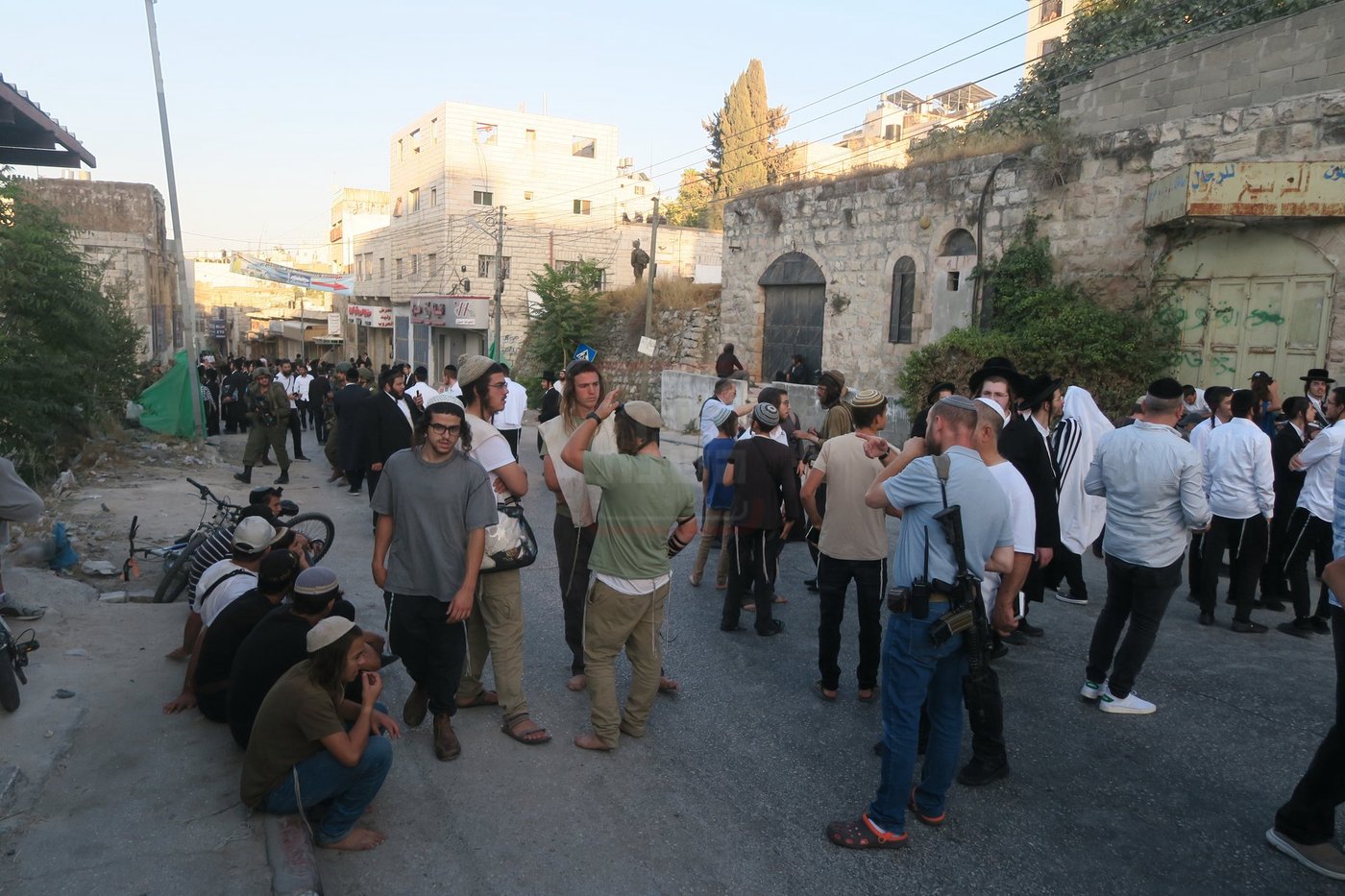 כניסה לקבר עתניאל בן קנז בחברון הפלסטינית בט' באב
