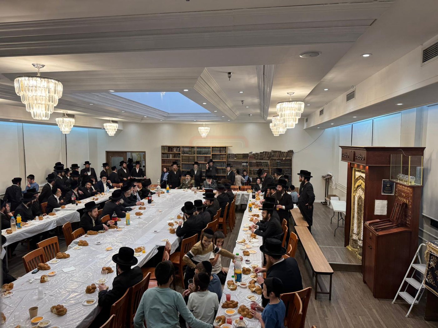 האדמו"רים מויז'ניץ לונדון - ויז'ניץ מונטריאול, בטיש מוצאי תשעה באב