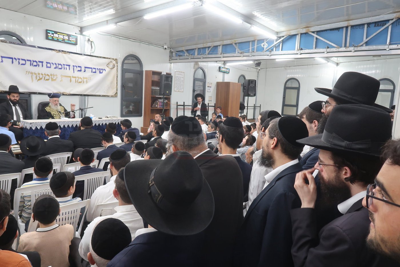הראשל"צ הגר"י יוסף במעמד פתיחת 'ישיבת בין הזמנים' בשיכון ו' בב"ב