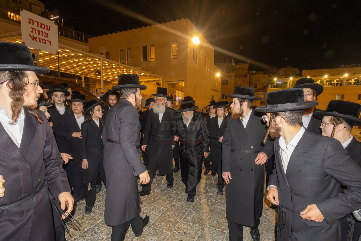 האדמו"ר מפינסק קרלין בטיש לחיים לאחר קידוש לבנה בצאת הצום