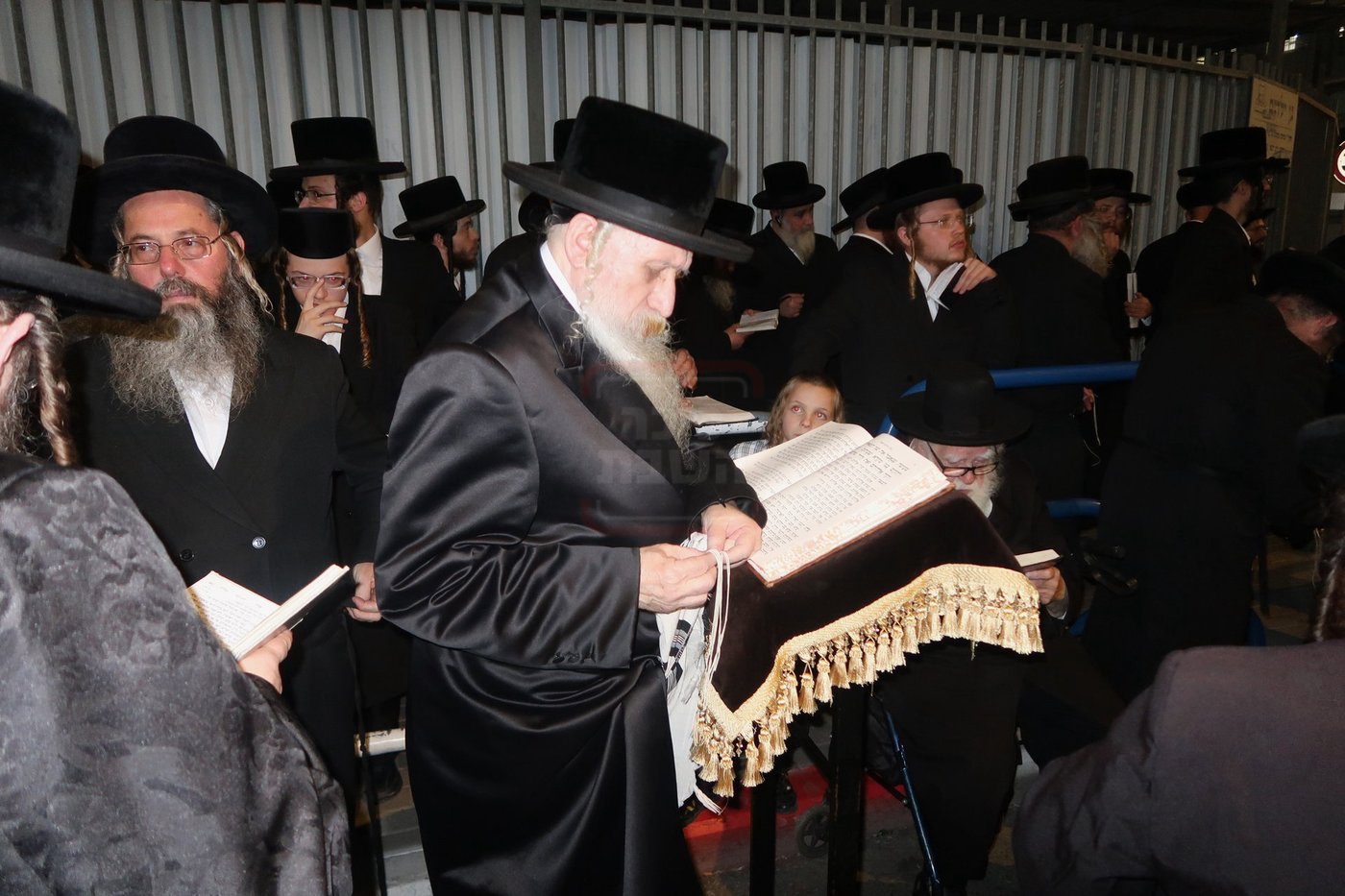 תשעה באב בחצה"ק טשארנאביל 