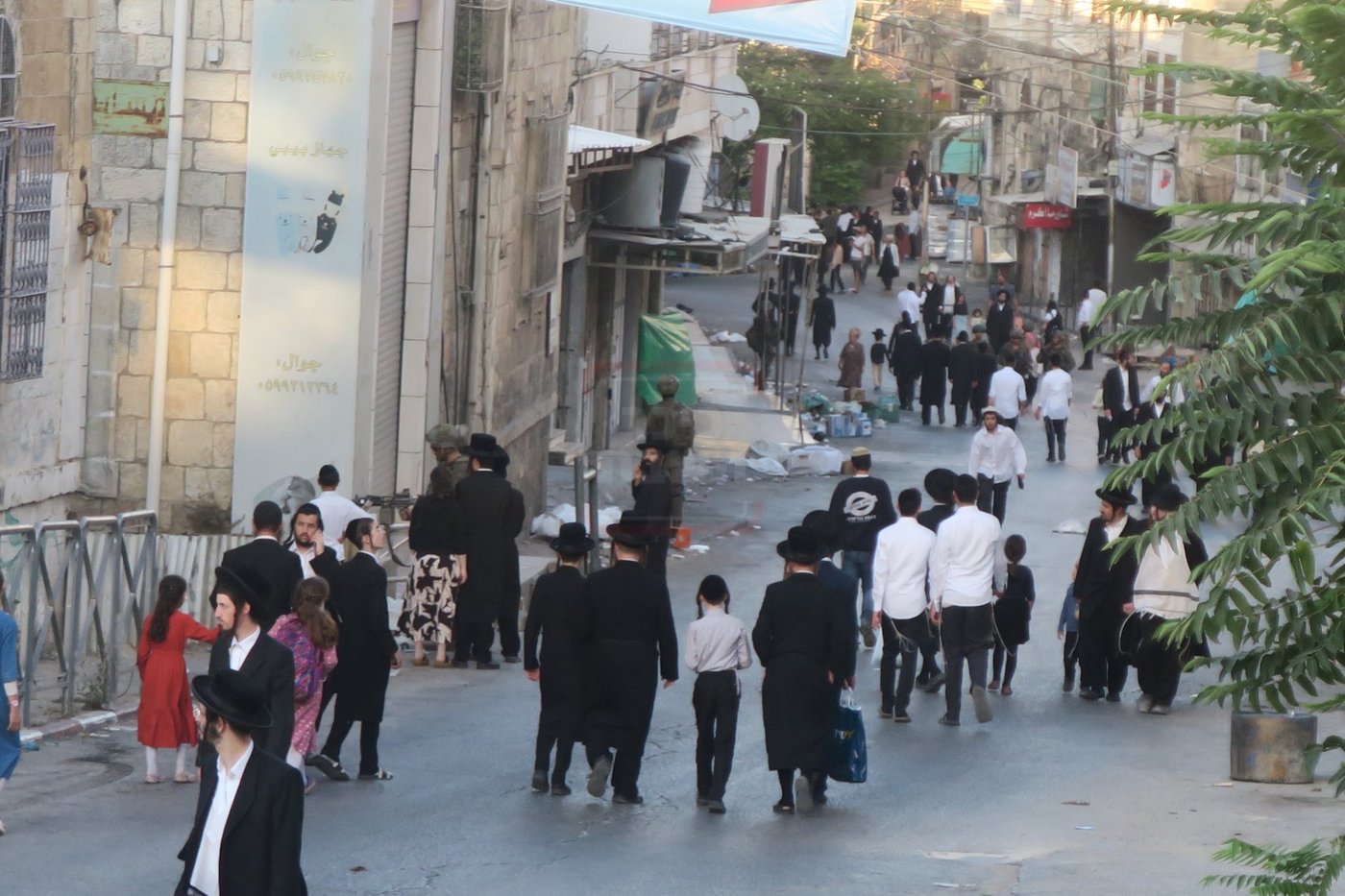 כניסה לקבר עתניאל בן קנז בחברון הפלסטינית בט' באב
