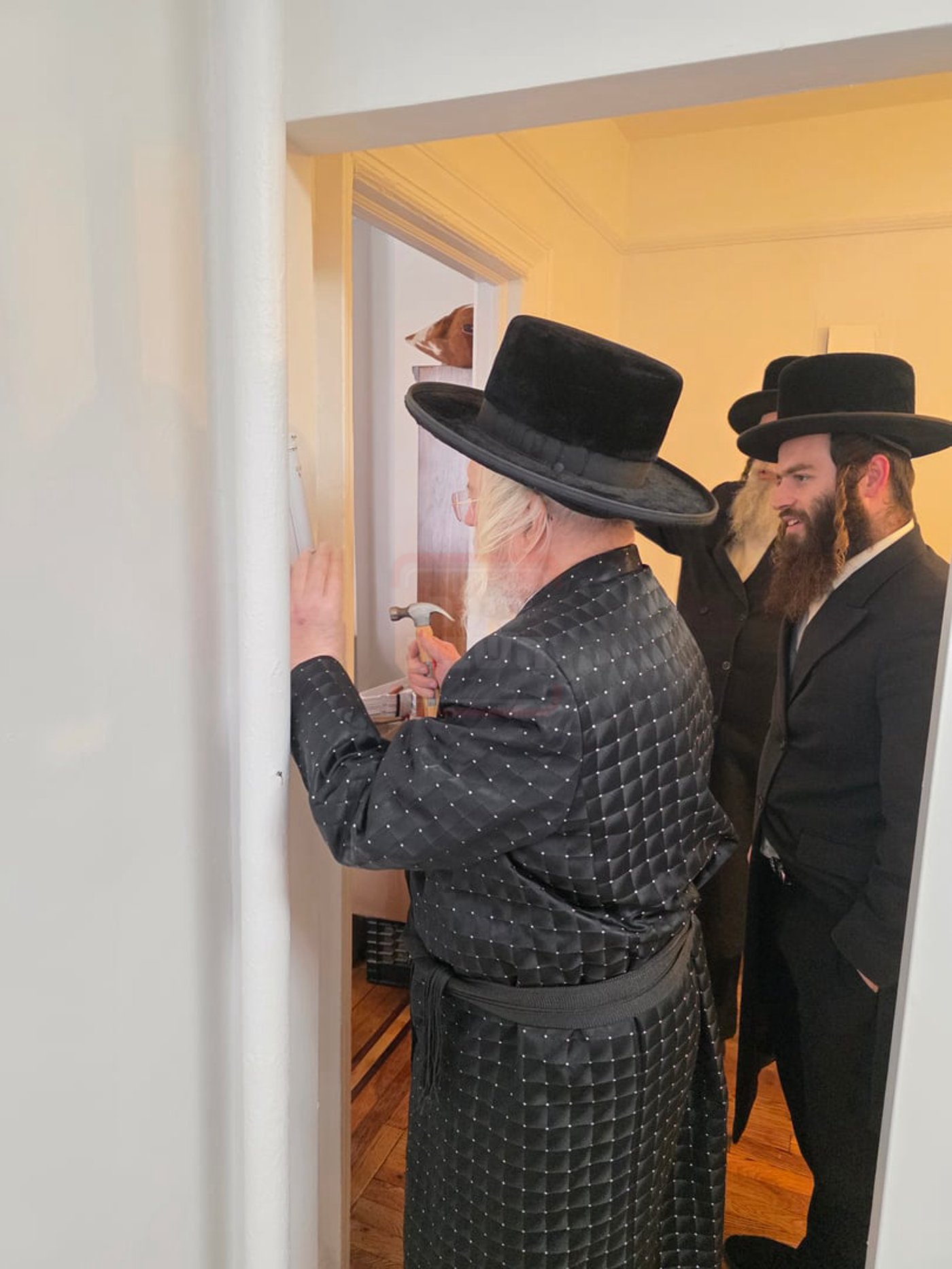 האדמו"ר ממונקאטש בקביעת מזוזה בבית הרה"ג חיים מיכל כהן