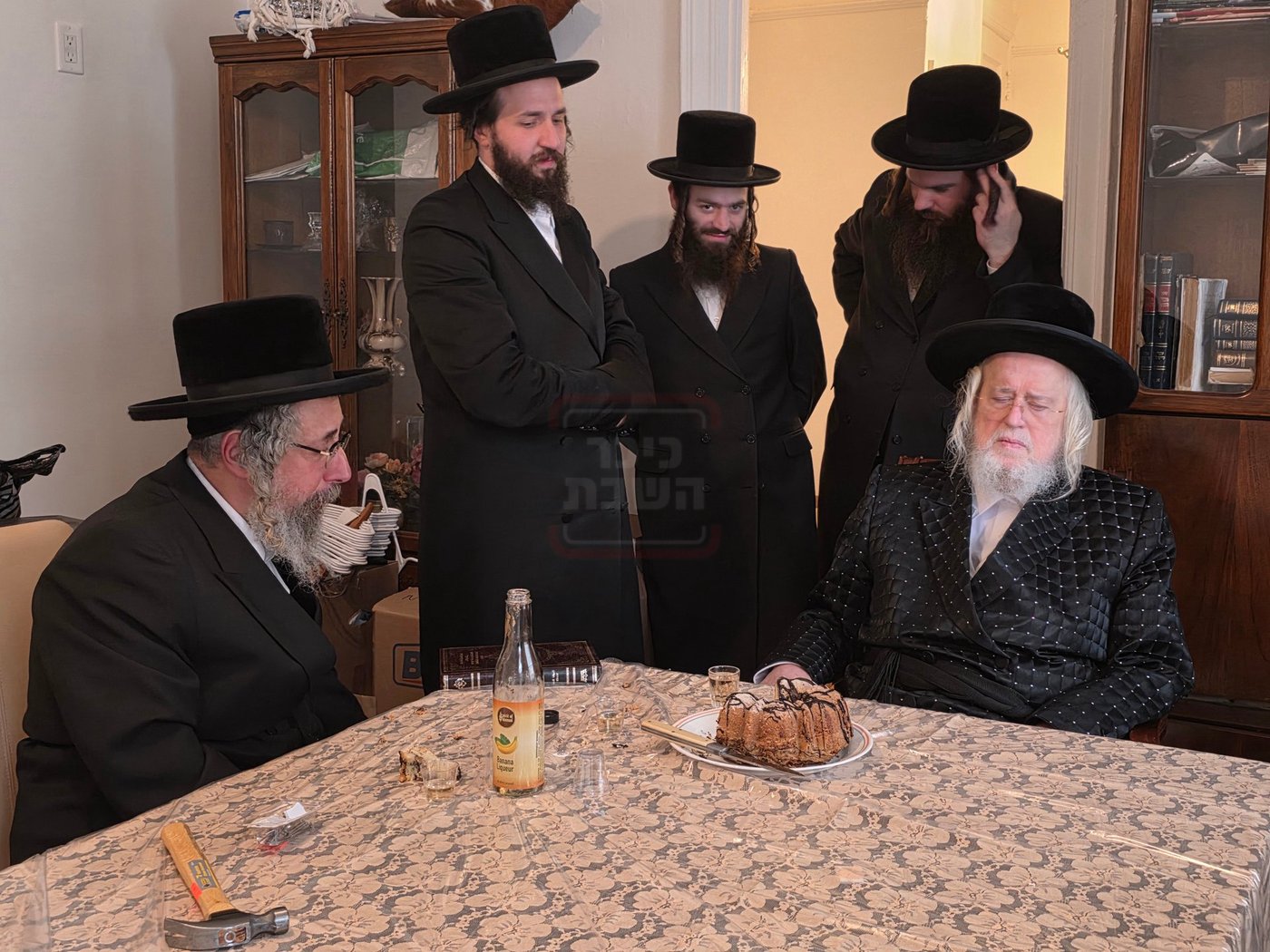 האדמו"ר ממונקאטש בקביעת מזוזה בבית הרה"ג חיים מיכל כהן