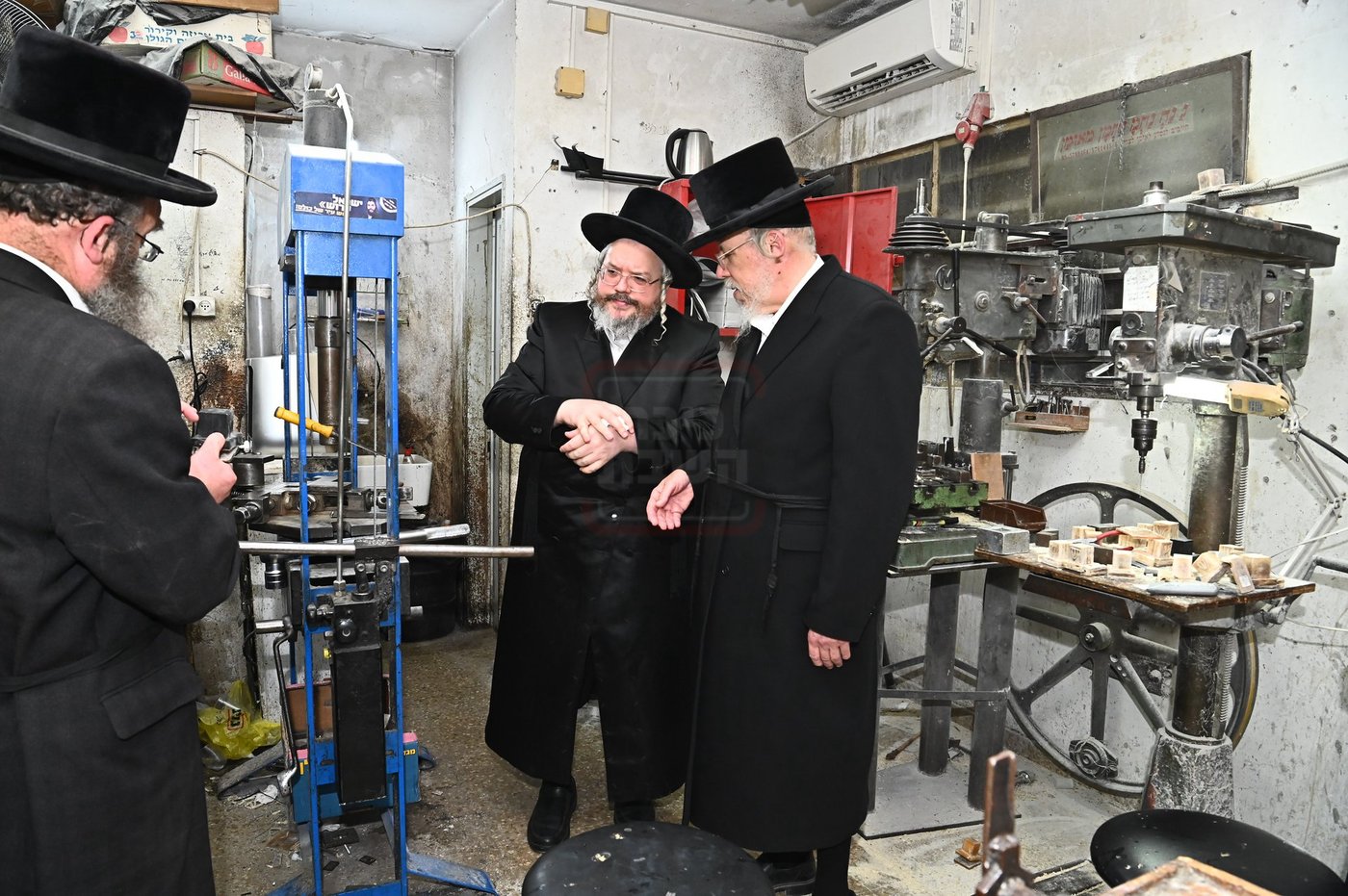 הרה"צ רבי אהרן מרדכי רוקח בביקור במפעל תפילין בבני ברק