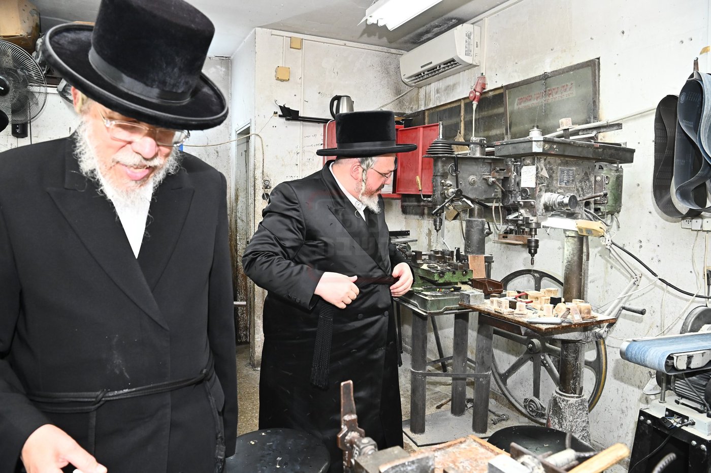 הרה"צ רבי אהרן מרדכי רוקח בביקור במפעל תפילין בבני ברק