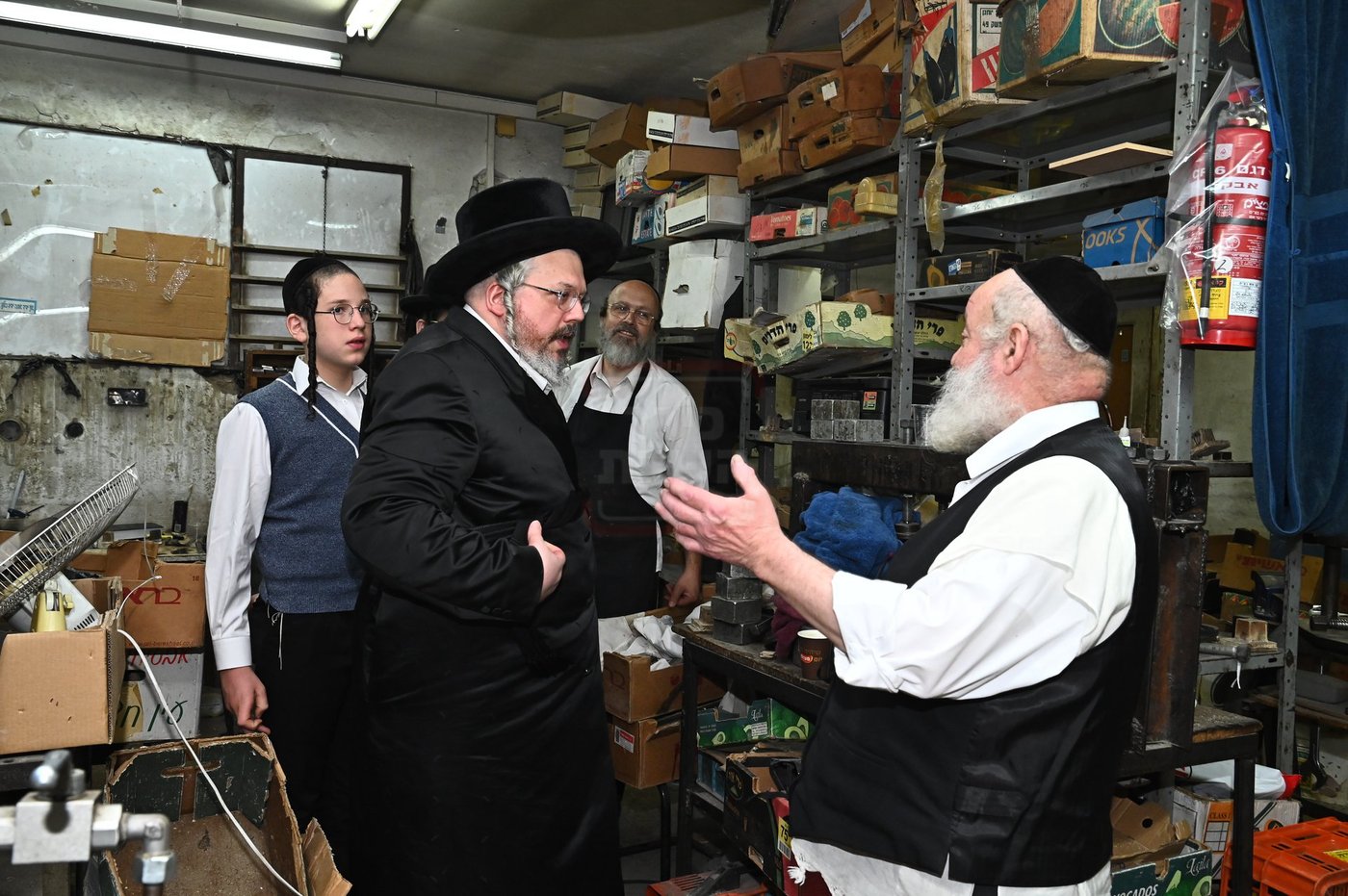 הרה"צ רבי אהרן מרדכי רוקח בביקור במפעל תפילין בבני ברק