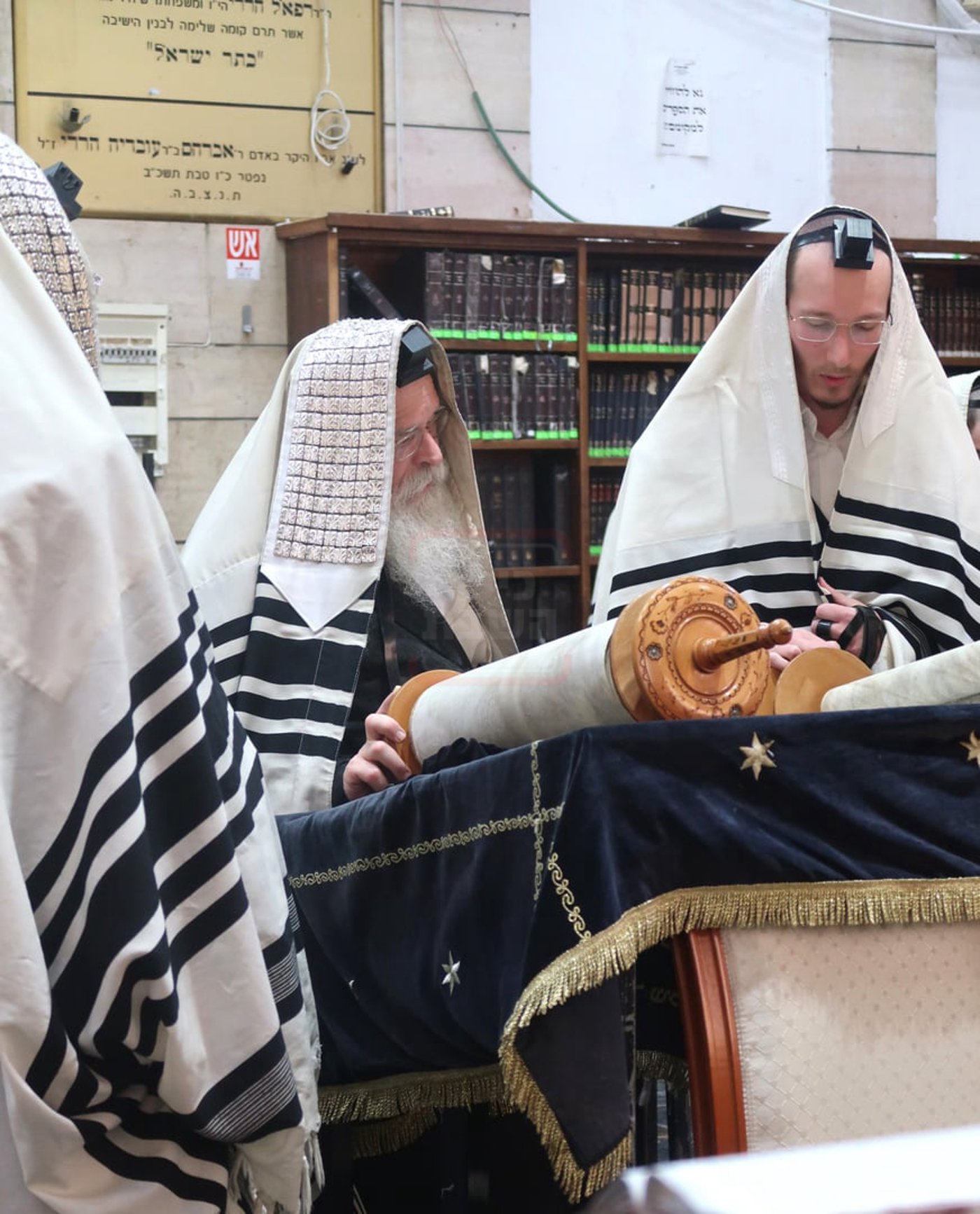 האדמו"ר מנדבורנה ירושלים בהנחת תפילין לנכדו