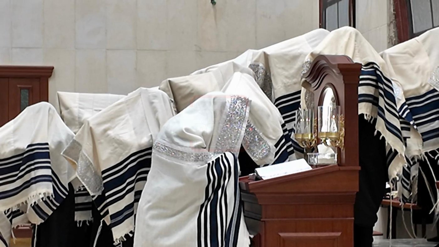 האדמו"ר ממחנובקא בעלזא בתפילת שחרית ביום ההילולא
