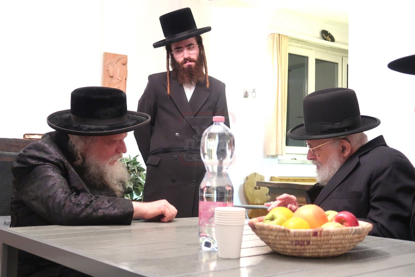 הנגיד בנציון פרישוואסר אצל האדמו"ר ממבקשי אמונה במנוחה בדאבוס שבשווייץ