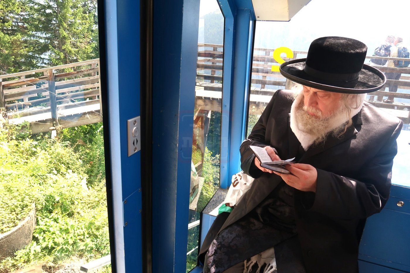 האדמו"ר ממבקשי אמונה במנוחה בדאבוס שבשווייץ