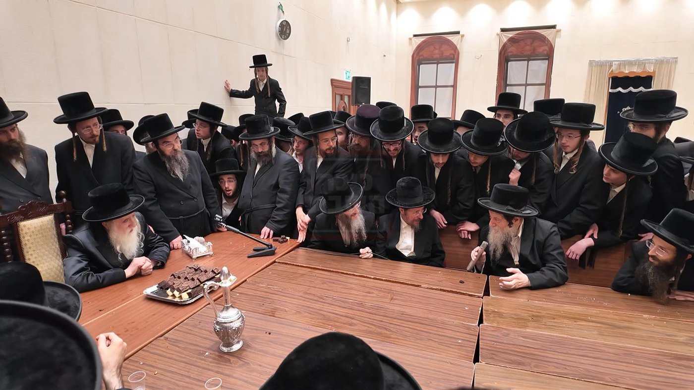 האדמו"ר ממחנובקא בעלזא בטיש לחיים לאחר שחרית