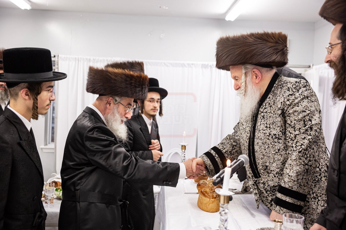 האדמו"ר מבאבוב במסיבת מלווה מלכה עם תלמידיו