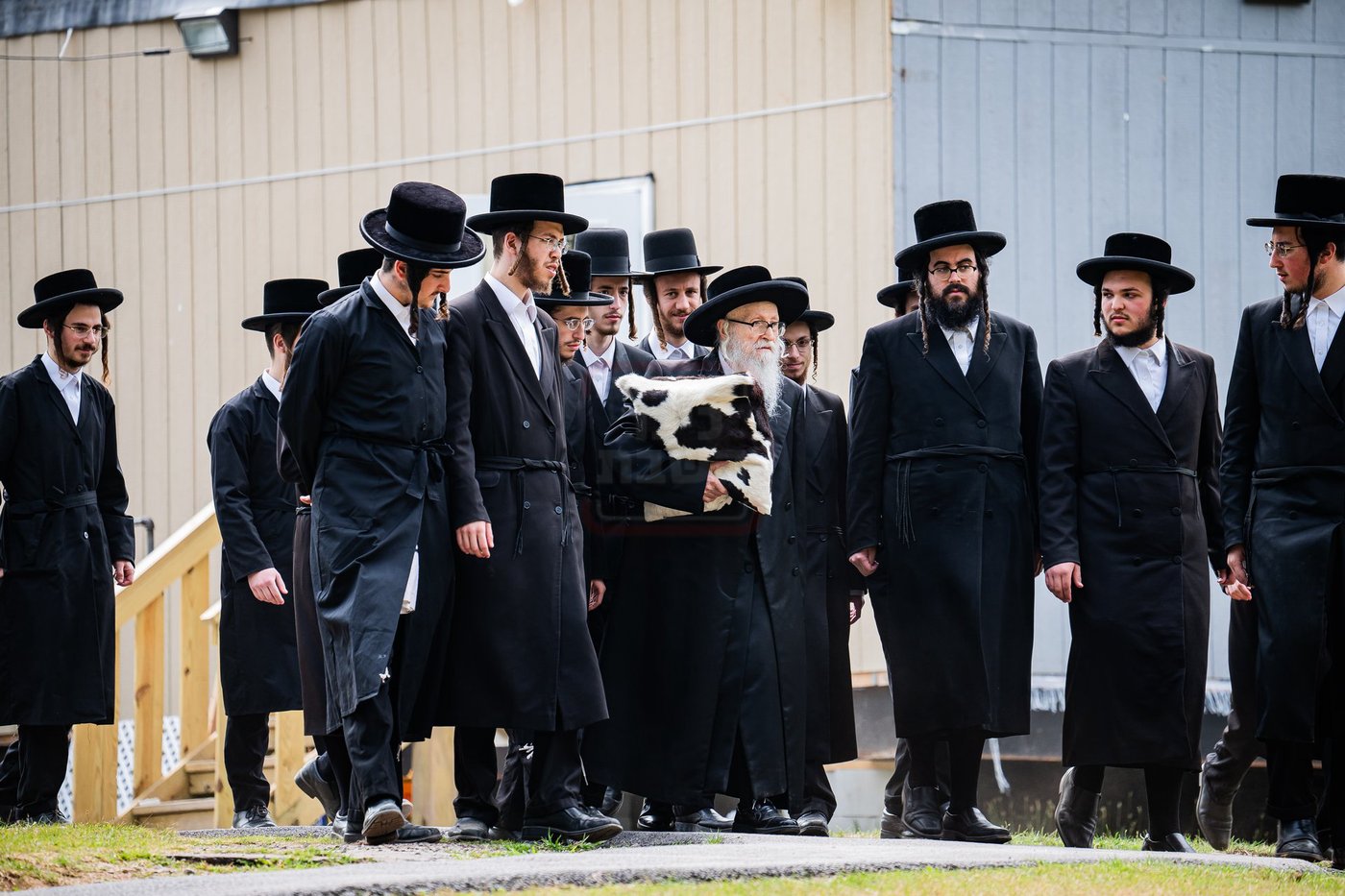 האדמו''ר מסערדאהעלי במחנה ישיבת סערדאהעלי במאנטיסעלאו 