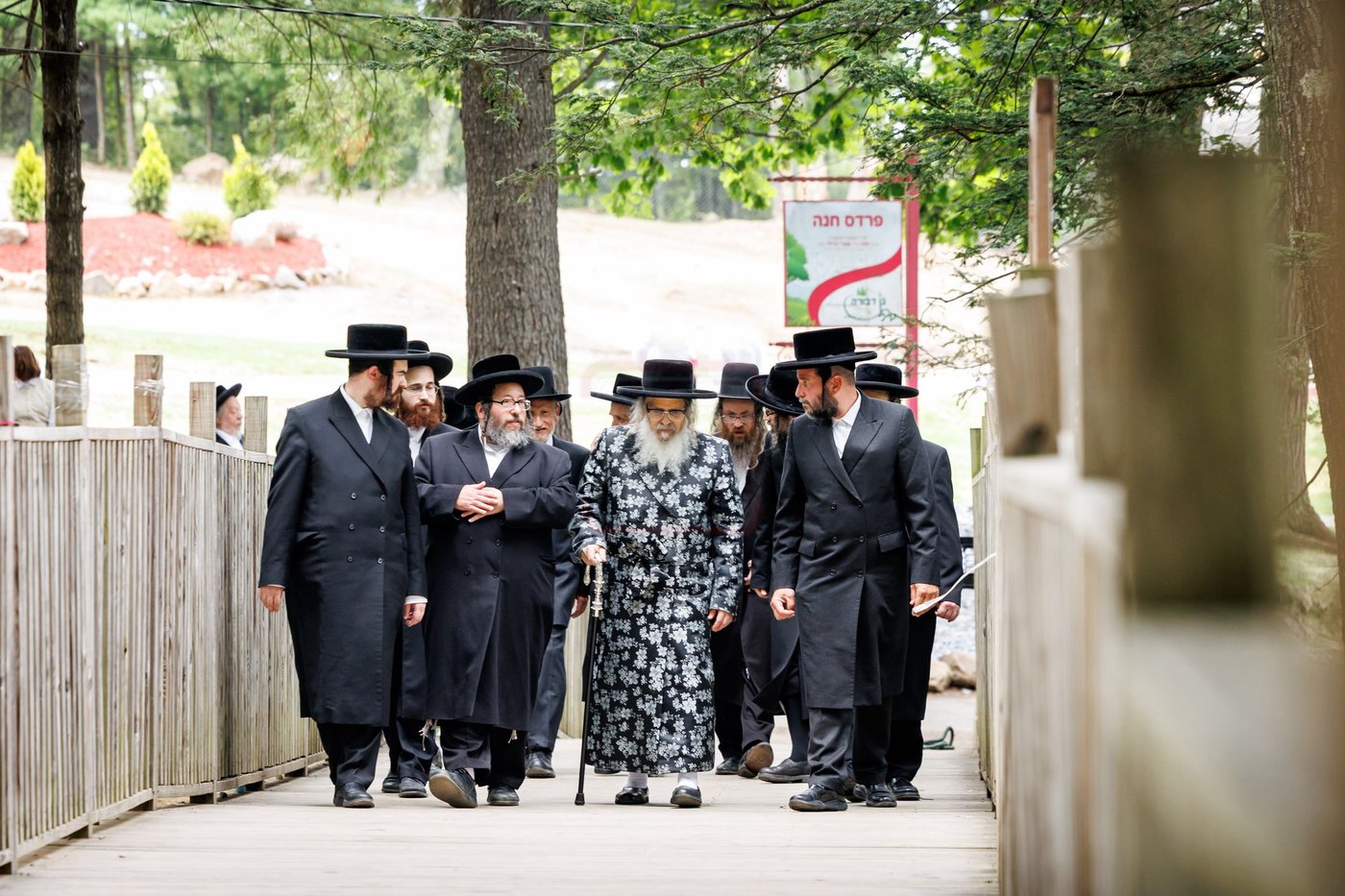 האדמו"ר מסאטמר בביקור בקעמפים בהרי הקאנטרי
